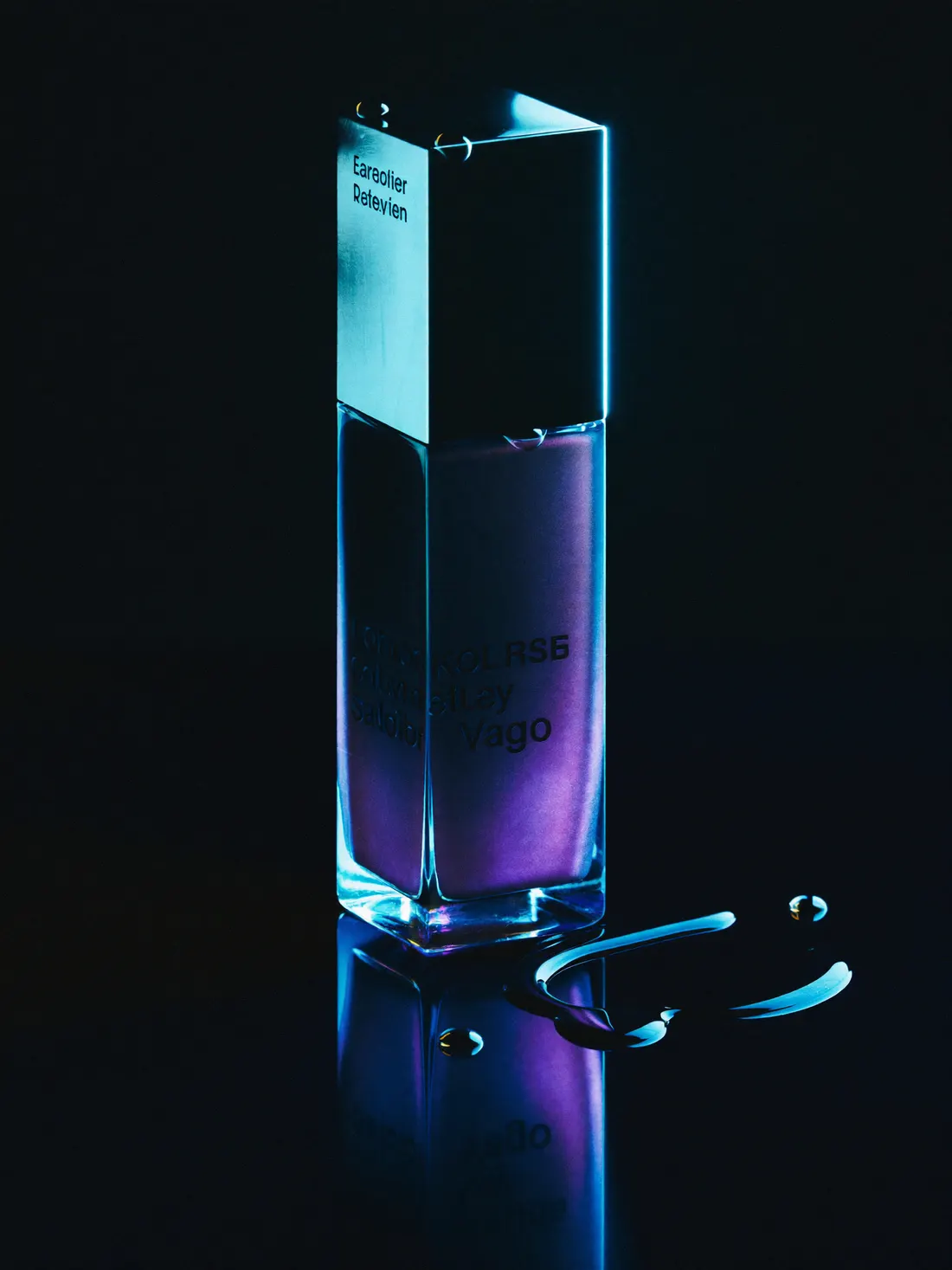 Produktfotografie im Studio: Kosmetikflasche auf reflektierender Fläche mit farbigem Lichtakzent