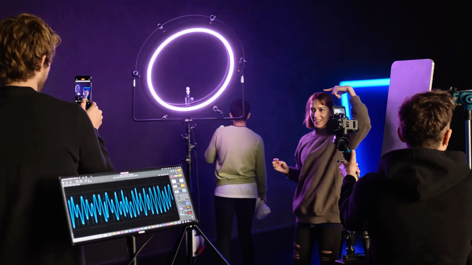 Reel-Produktion im Studio: vertikales Video wird mit Gimbal und Licht-Setup gefilmt