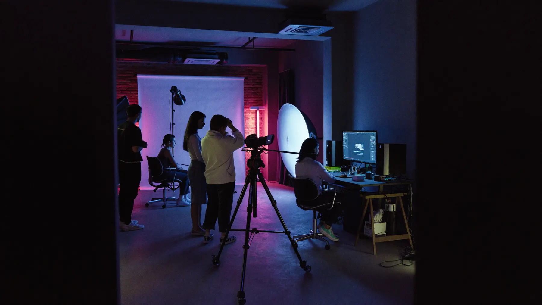 Produktfotografie-Setup im Berliner Content-Studio: Softboxen, Kamera auf Stativ, Produkttisch